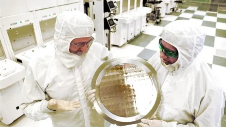 החוקרים עם פיסת סיליקון שמכילה את המעבדים החדשים