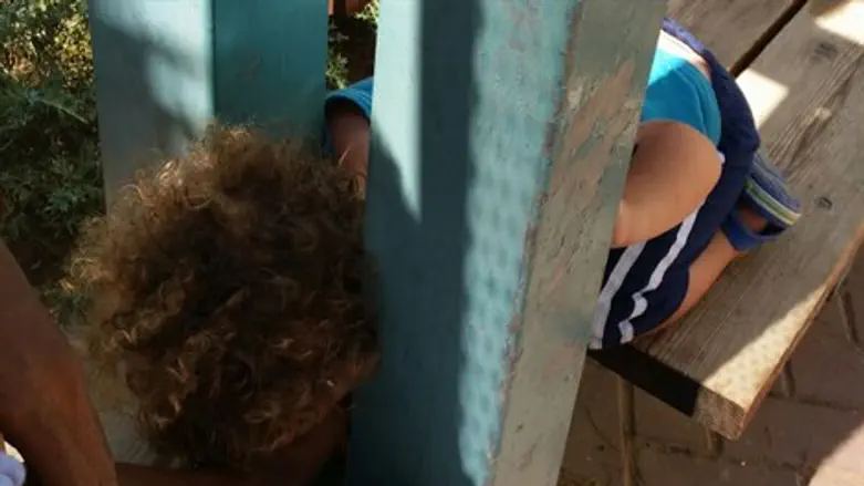 ראש הפעוט בין קורות העץ