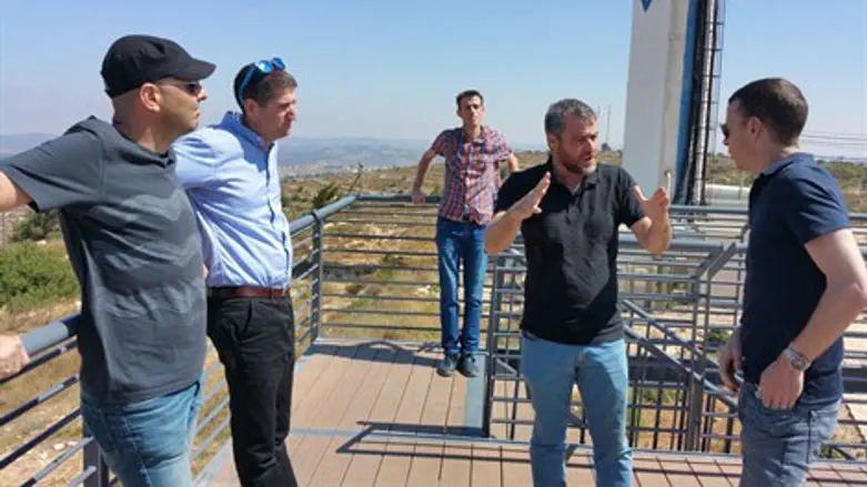 בתצפית ''מצפה האלף''. יניב משמאל