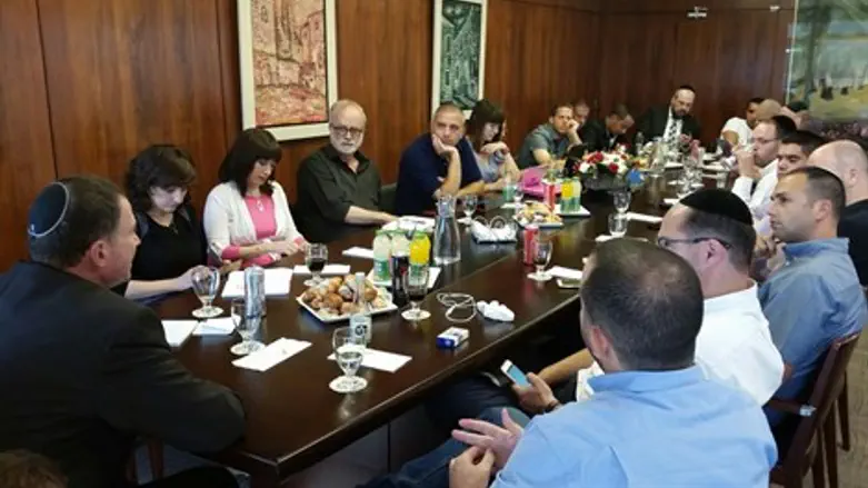 אדלשטיין בשיחה עם כתבים