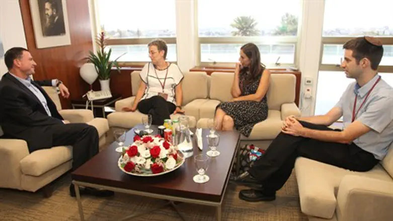 משפחת גולדין עם יו"ר הכנסת