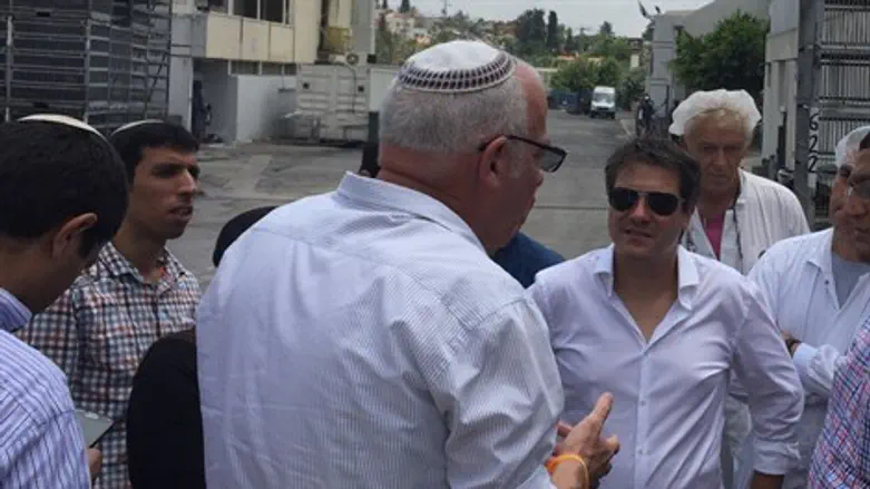 השר אריאל בביקור. היום
