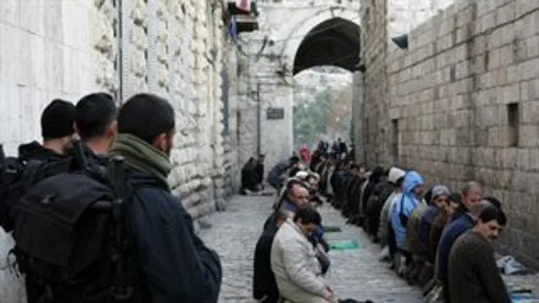 מוסלמים מתפללים בירושלים