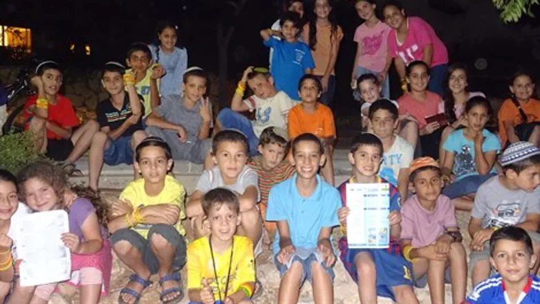 ילדי יקיר עם הצמידים וערכות הלימוד