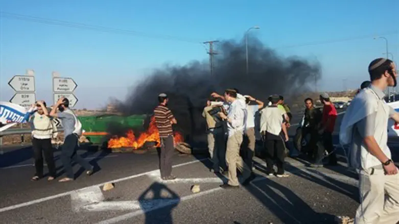 צומת גבעת אסף, הערב