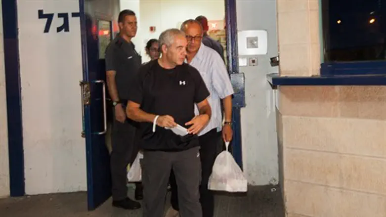 בינתיים הוא חף מפשע. פישר בעת שחרורו מהמעצר, השבוע