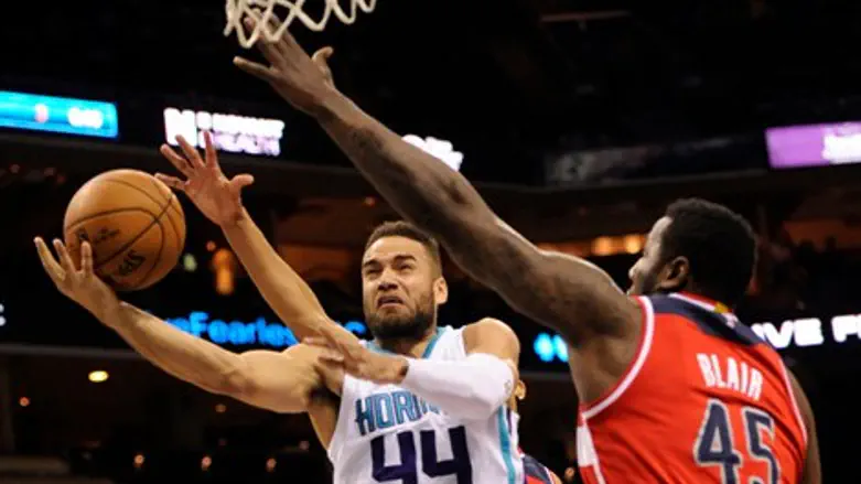 אתלט ושומר קשוח. ג'פרי טיילור במדי שארלוט