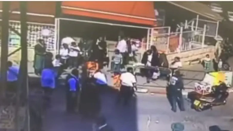 Мальчику оказывают первую помощь