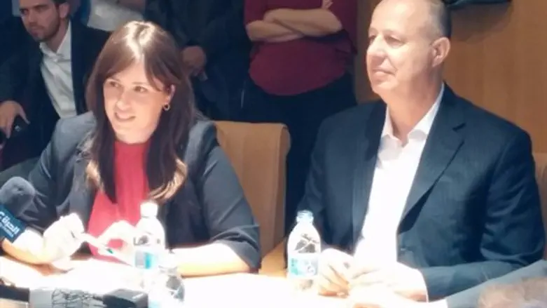 חוטובולי ויו"ר ועדת החוץ והביטחון צחי הנגבי