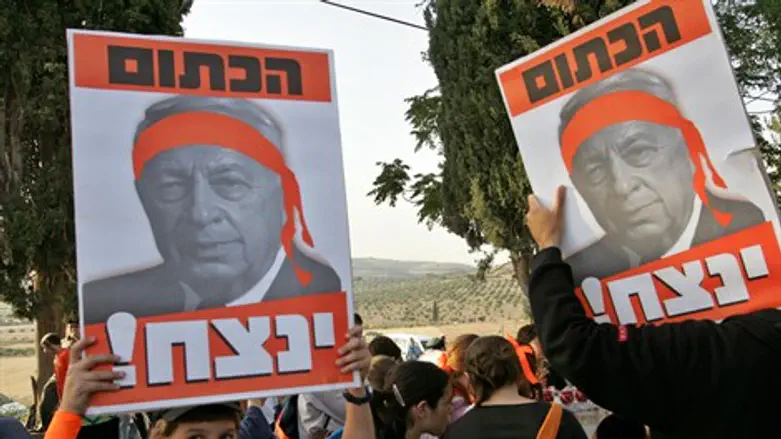 האם שרון היה מודע לסמליות של התאריך העברי? הפגנה נגד הגירוש