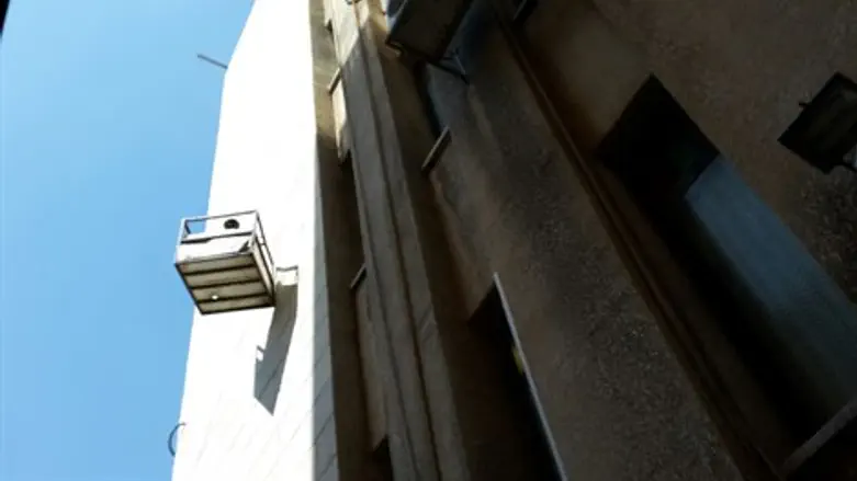 מעלית המשא שנתקעה