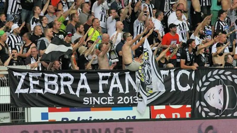 אוהדי שרלרואה בפעולה. אופ"א רואה בחומרה