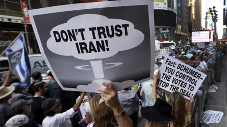 תמיכה בלתי מסוייגת בישראל. המפגינים בכיכר טיימס בניו יורק