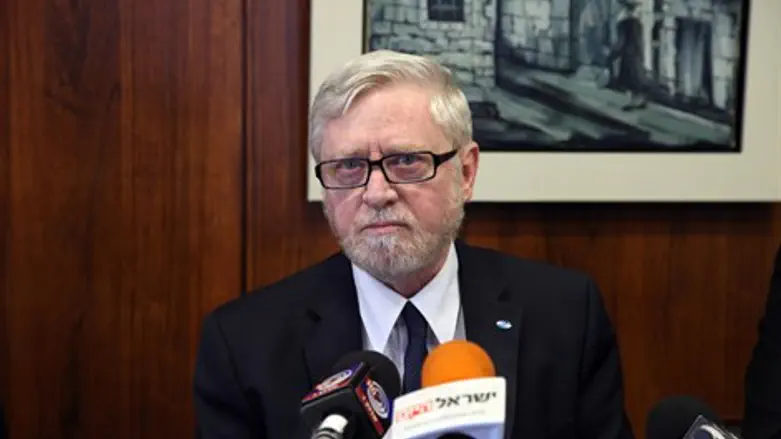 ממשיך במרץ בקו של קודמו. המבקר, יוסף שפירא