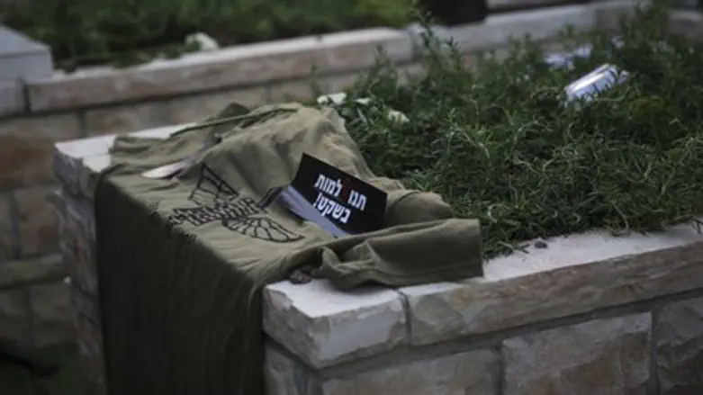 "תנו למות בשקט". קברו של לי מט