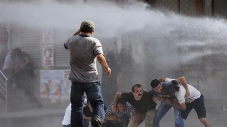 Turkish police fire water-cannon at Kurdish protesters