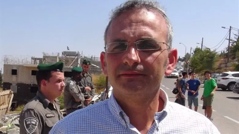 מיותר והזוי. שי אלון