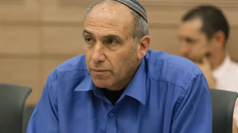 לעסוק במהות. מוטי יוגב