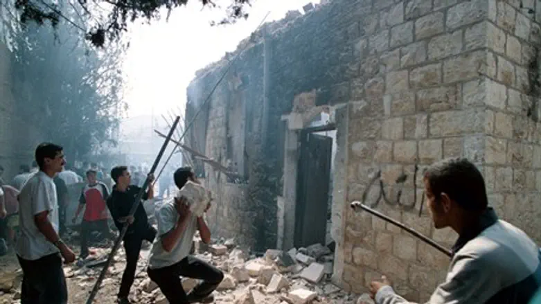 Arabs occupy and desecrate Joseph's Tomb in 2000 (illustration)