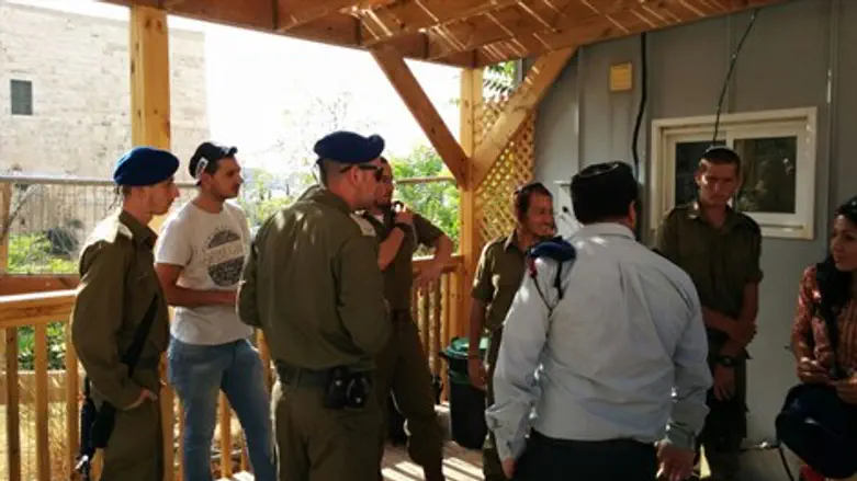 החיילים שעוכבו בהר הבית