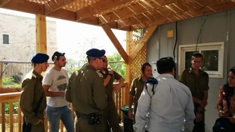 Soldiers detained on Temple Mount