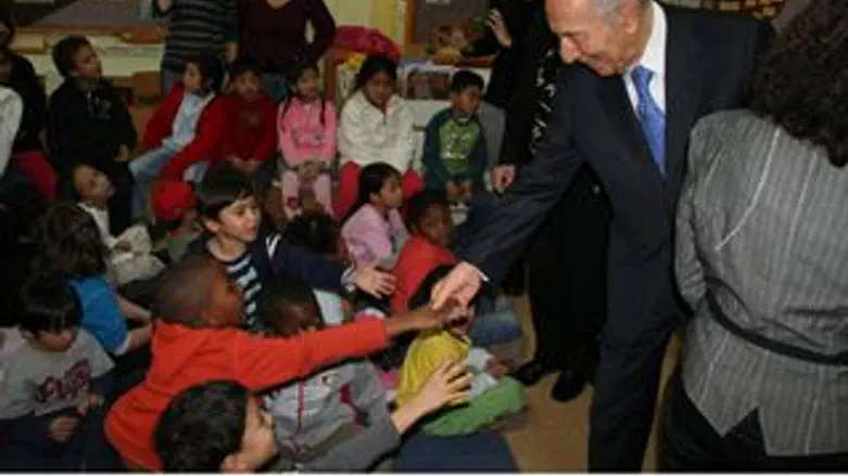 פרס בביקור בבי"ס ביאליק-רוגוזין