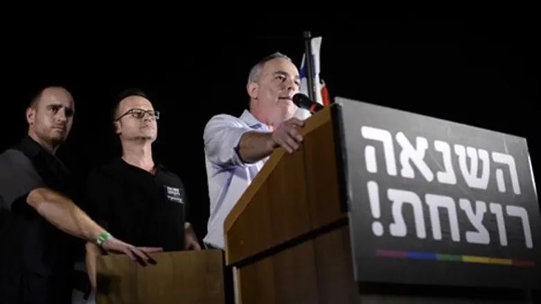 שריקות בוז בעצרת הגאים. השר יובל שטייניץ