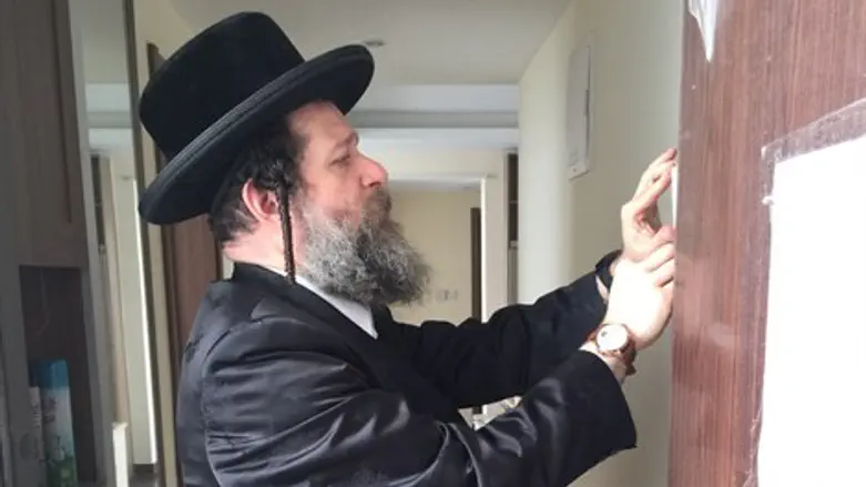 קביעת מזוזה במרכז הקהילתי בצ'ינגדאו