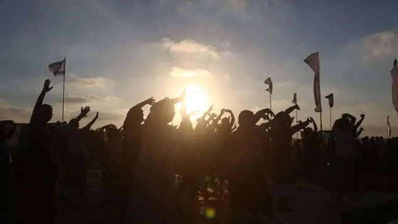 מנעד גילים נרחב. 'מחוללות בכרמים'