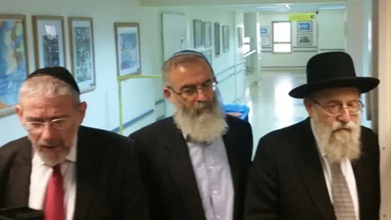 Раввины на молитве в больнице "Шиба"