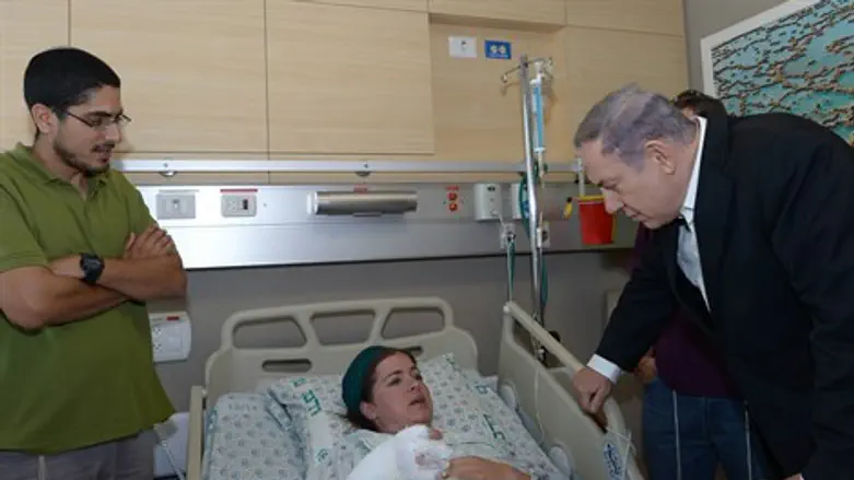 אפס סובלנות. נתניהו מבקר את הפצועה בבית החולים