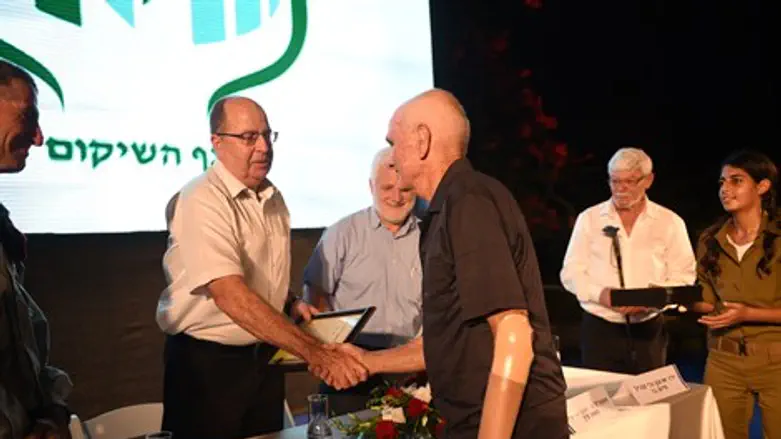 יעלון עם מקבלי האות