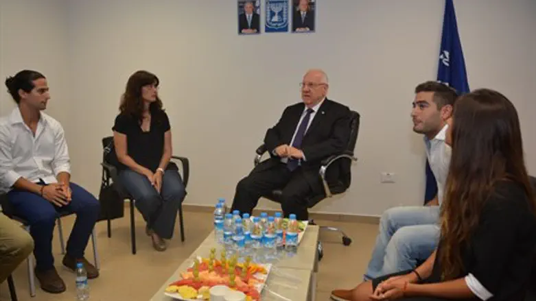 רבלין עם בני משפחתו של ברכה