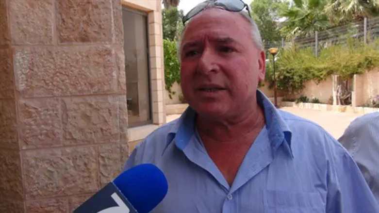 ח"כ דוד אמסלם בבית הכנסת המיועד להריסה