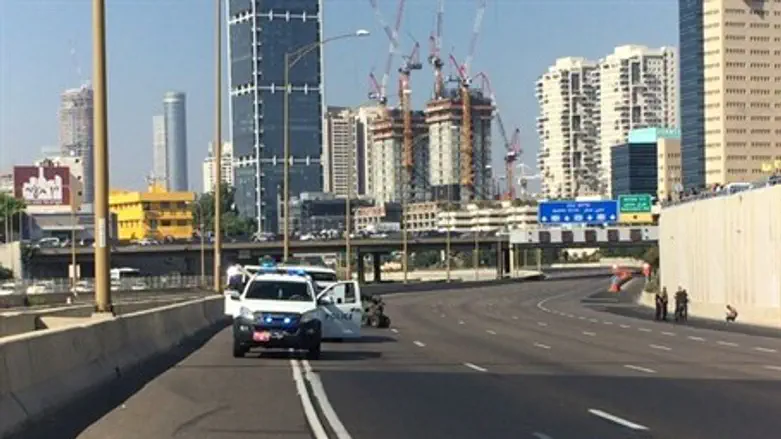 Police stop suspect car on Ayalon Highway, Tel Aviv