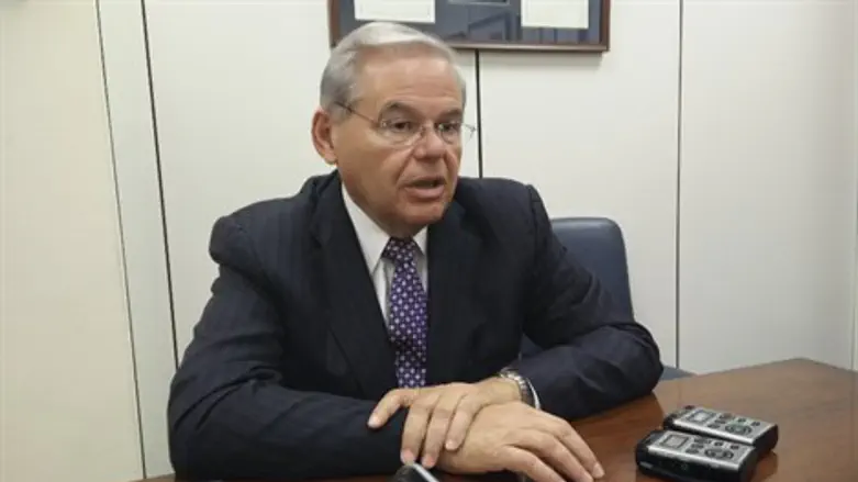 דורש הגבלות נוספות על איראן. הסנאטור רוברט מננדז