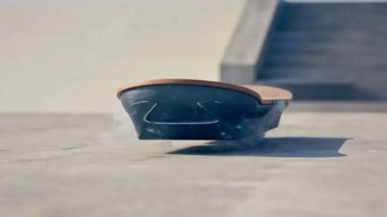 כמו בסרטים. ה-Slide המרחף של לקסוס