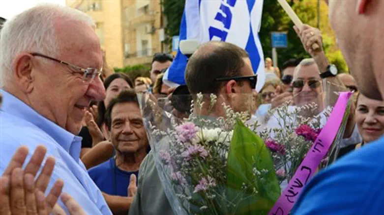 Rivlin meets citizens who gathered for unity rally