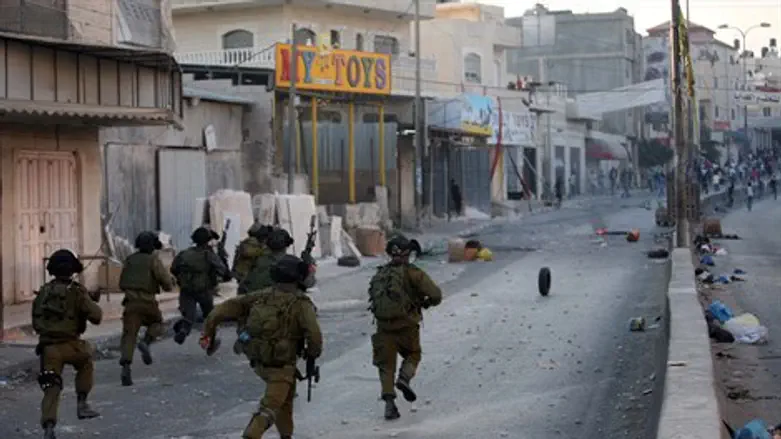 IDF faces Arab riots in Kalandiya
