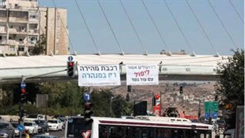 השלטים על גשר המיתרים