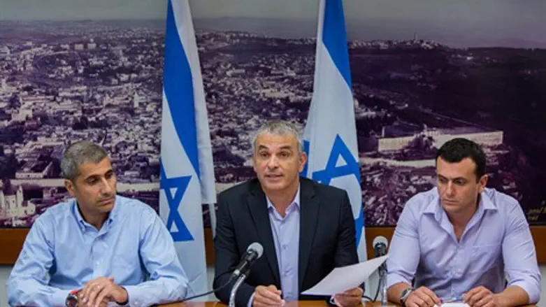 גזירות שנועדו בעיקר לצורך המשא ומתן. שר האוצר ובכירי משרדו מציגים את הצעת התקציב