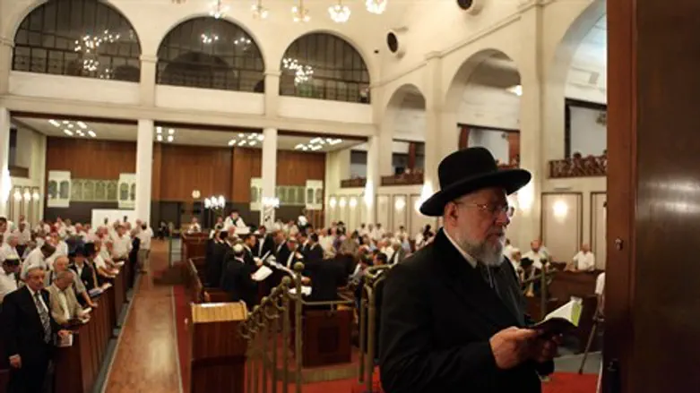 הרב ישראל מ איר לאו בבית הכנסת הגדול בתל אביב