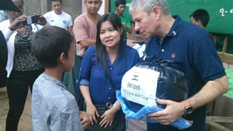 השגריר הישראלי מחלק ציוד הומניטרי, במיאנמר