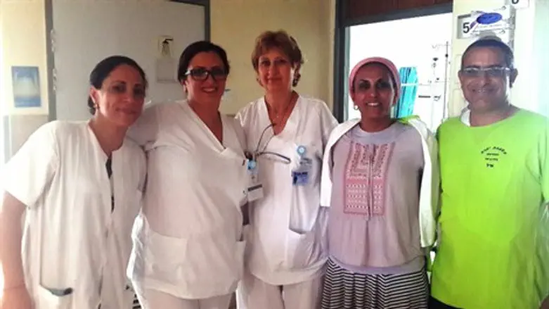 איריס ואורי יפרח עם אחיות מהצוות הרפואי של המרכז הרפואי זיו