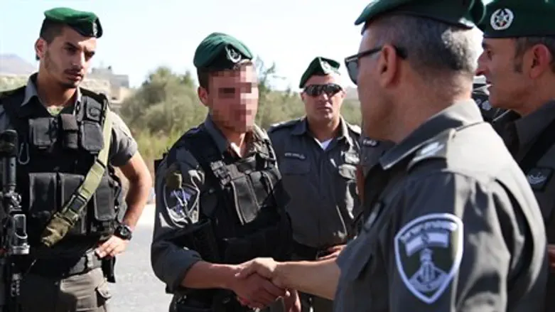 Амос Яаков и отличившиеся бойцы МАГАВа