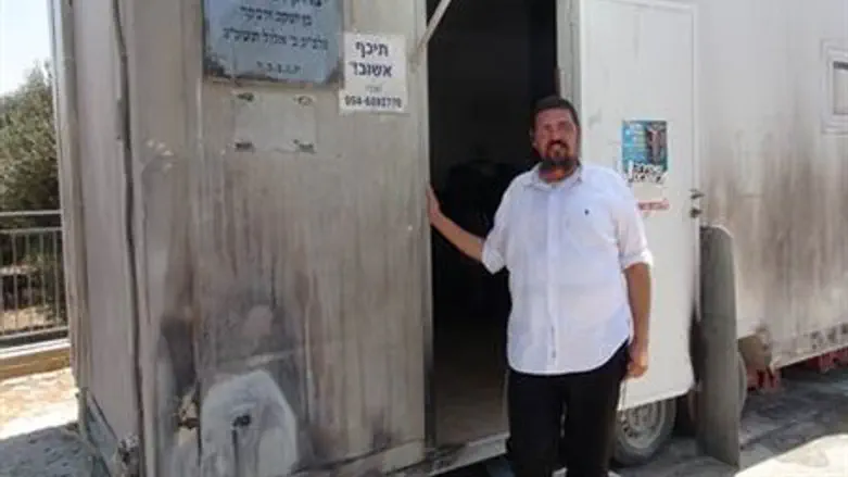 Makmal at roadside synagogue.