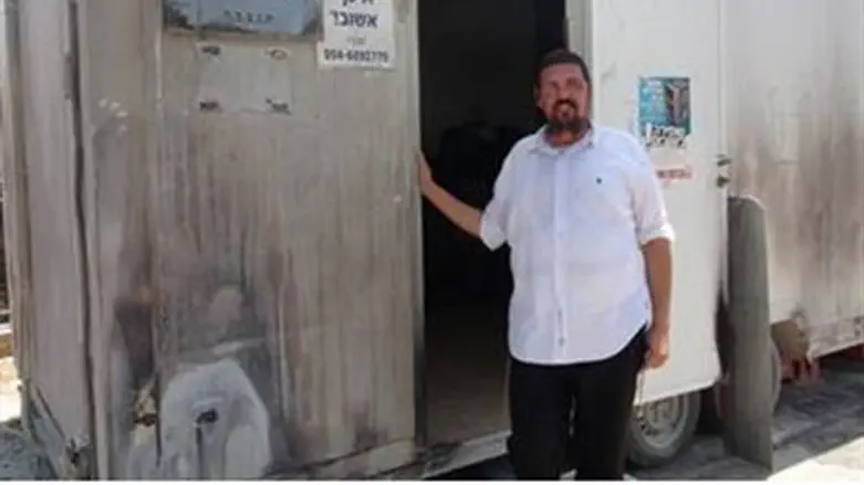 Makmal at roadside synagogue.