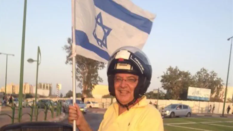 Azizi Brum with the flag