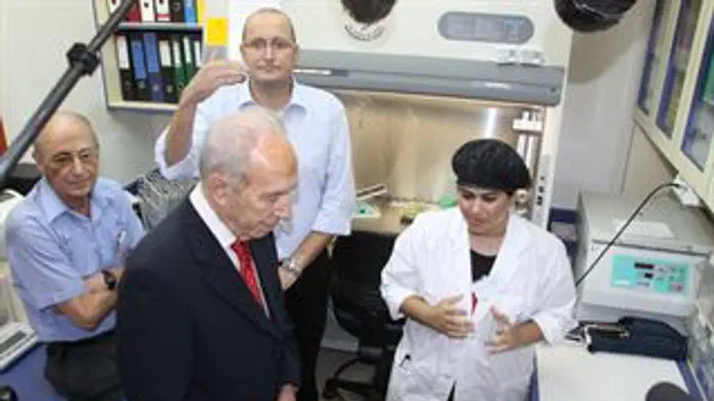 הנשיא פרס בבנק הטבורי היום.