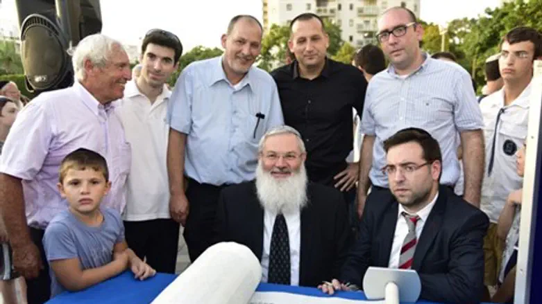 סגן השר בן דהן בהכנסת ספר התורה